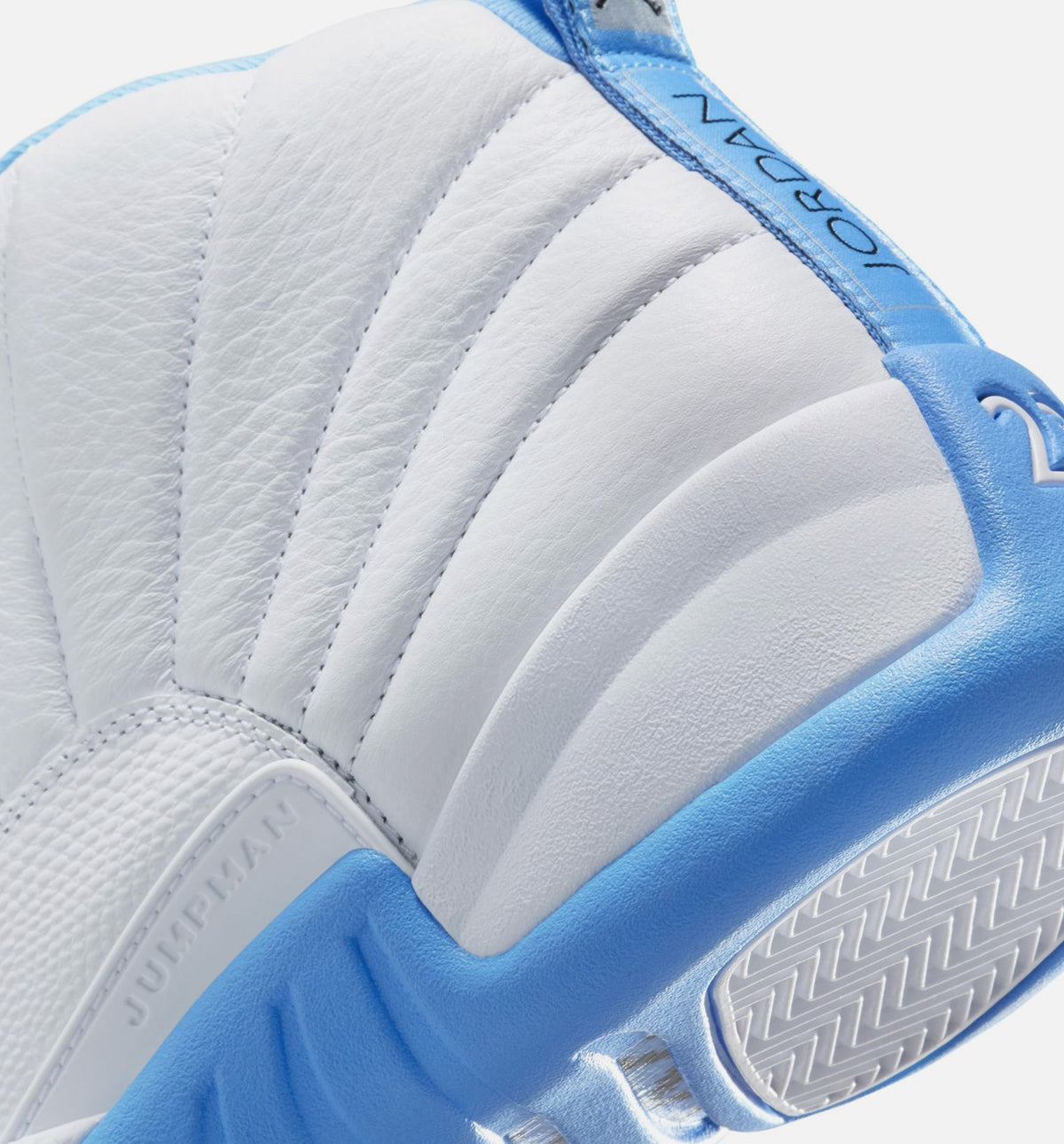 Air Jordan 12 Retro White and University Blue 男士休闲运动鞋 - 白色/大学蓝/金属银