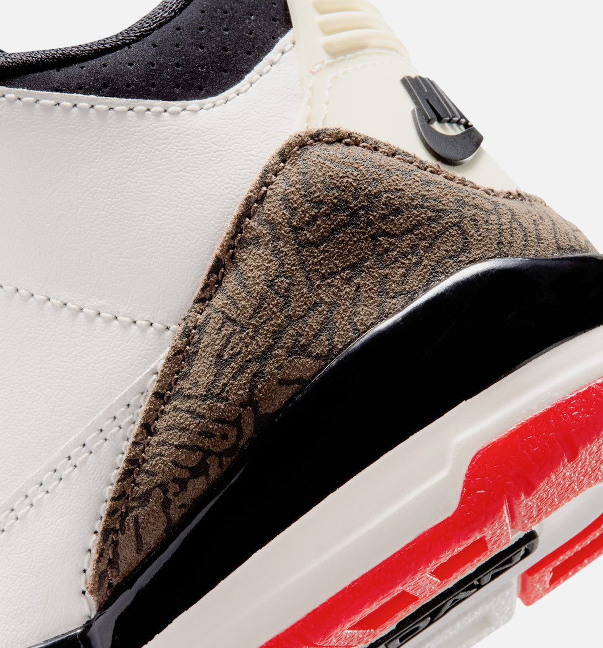 Air Jordan 3 Retro Sail and University Red 学龄前儿童休闲运动鞋 - 帆白色/黑色/大学红/浅象牙色