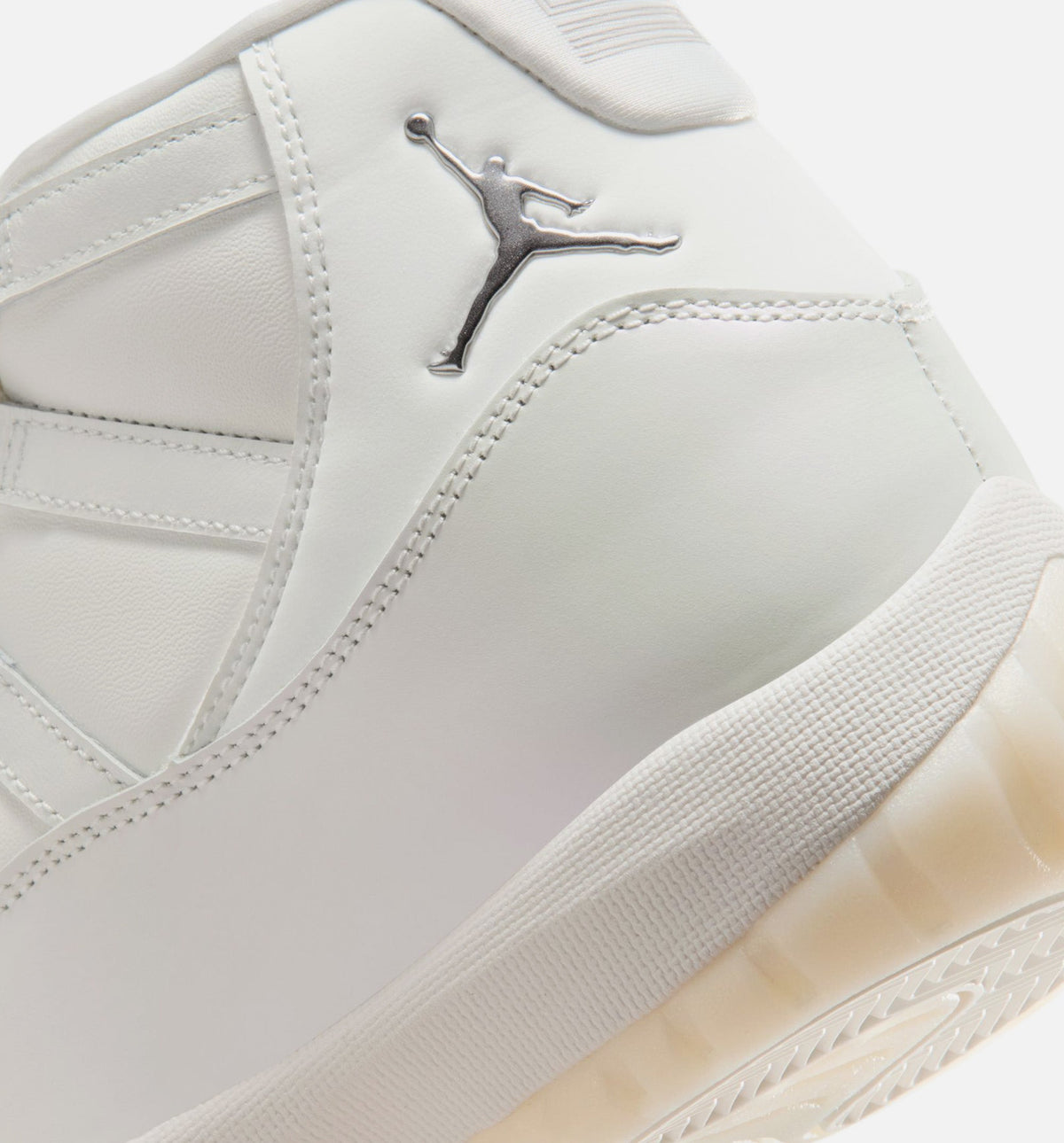 Air Jordan 11 Retro Pearl 女士休闲运动鞋 - 帆白色/珍珠灰/白色/金属银