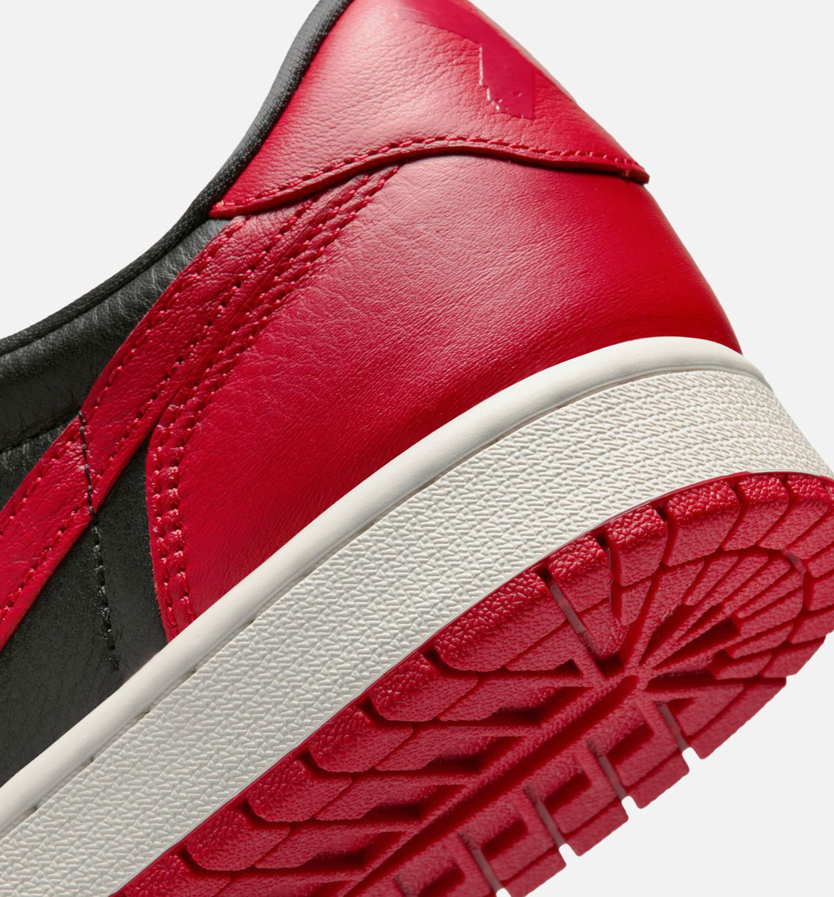 Air Jordan 1 Retro Low OG Banned 男士休闲运动鞋 - 黑/校队红/峰顶白