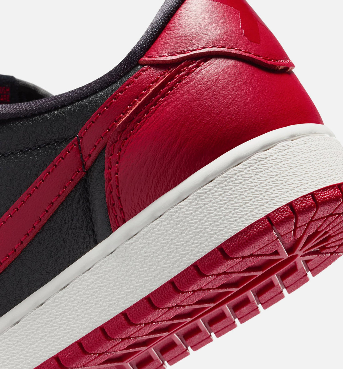 Air Jordan 1 Retro Low OG Banned 大童休闲运动鞋 - 黑/校队红/峰顶白