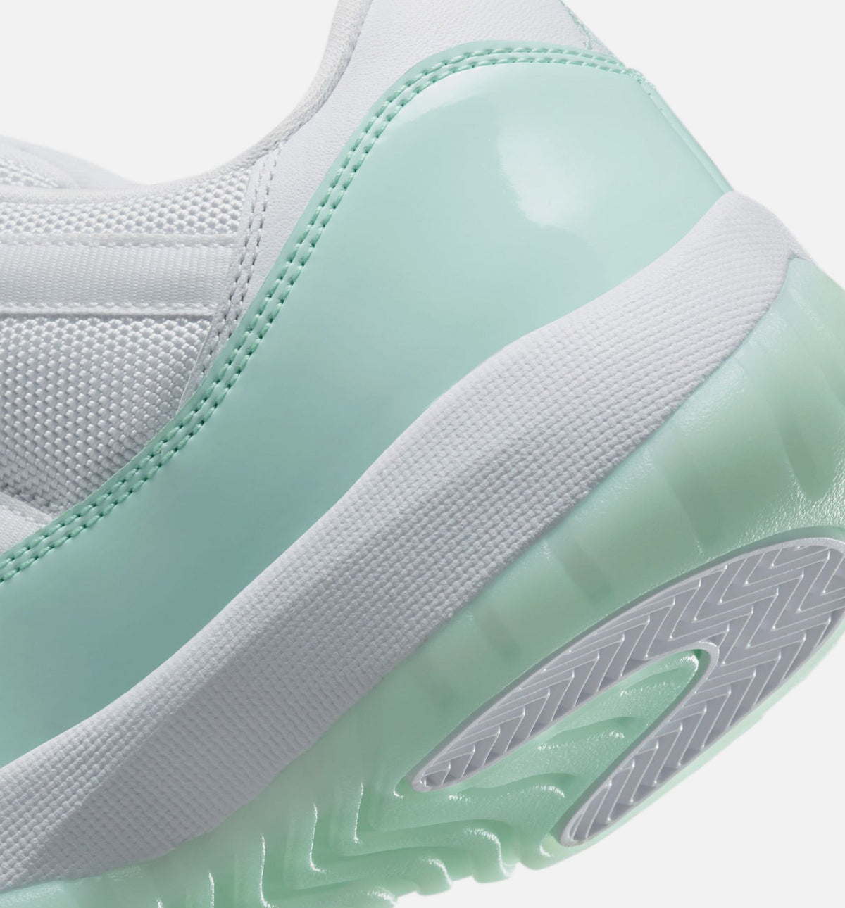 Air Jordan 11 Retro Low Igloo 女士休闲运动鞋 - 白色/冰屋色