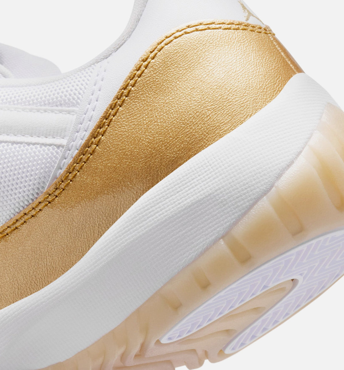 Air Jordan 11 Retro Low Mothers Day 女士休闲运动鞋 - 白色/金属金/团队金